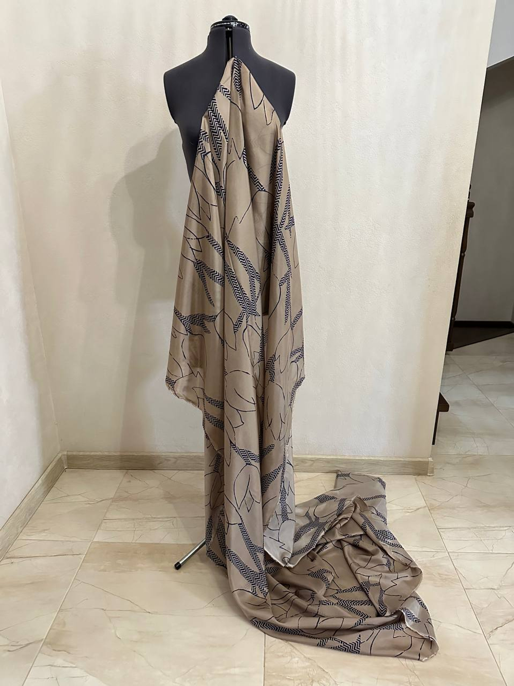 Плательно-блузочный атласный шелк (Max Mara, 100%шелк, Карамельно-бежевый фон/крупные контурные тюльпаны, 138)