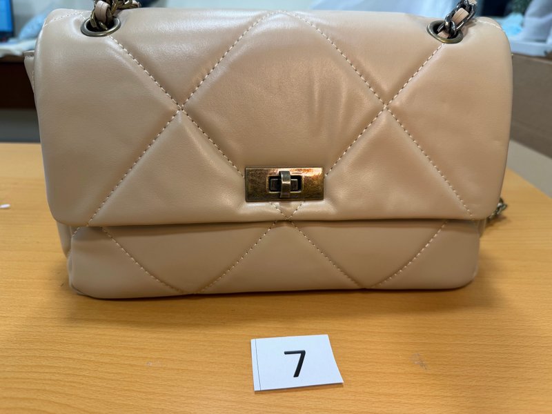 KELLY S в ванильно-бежевом цвете - небольшие вмятины от цепочки 7