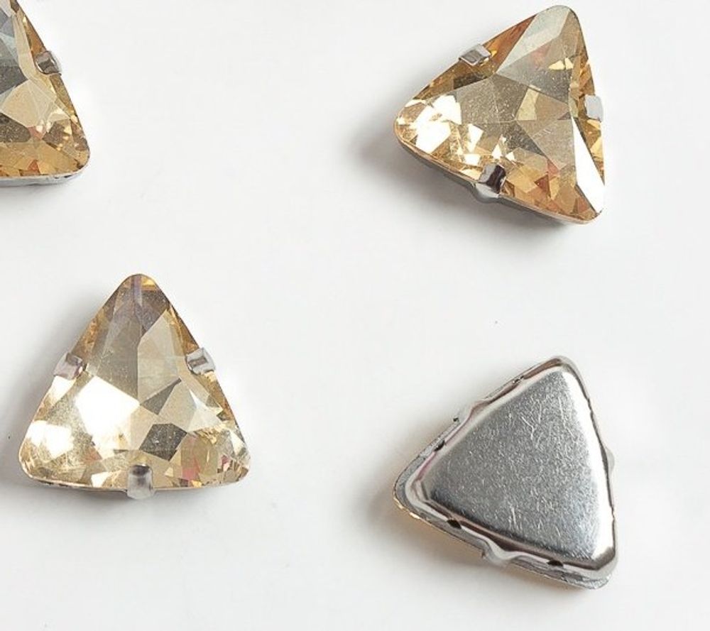 Стразы пришивные стекло в оправе "Треугольник", р. 18 мм, бежевый