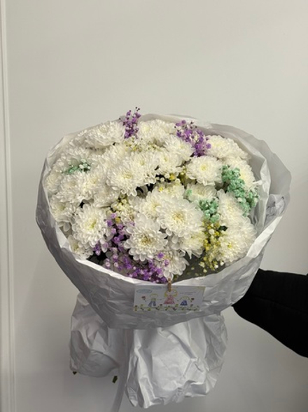 Букет из хризантемы и гипсофилы в радужном оттенке