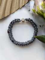 Браслет из бисера "Змейка" ручной работы с камнем Гранат (гроссуляр)