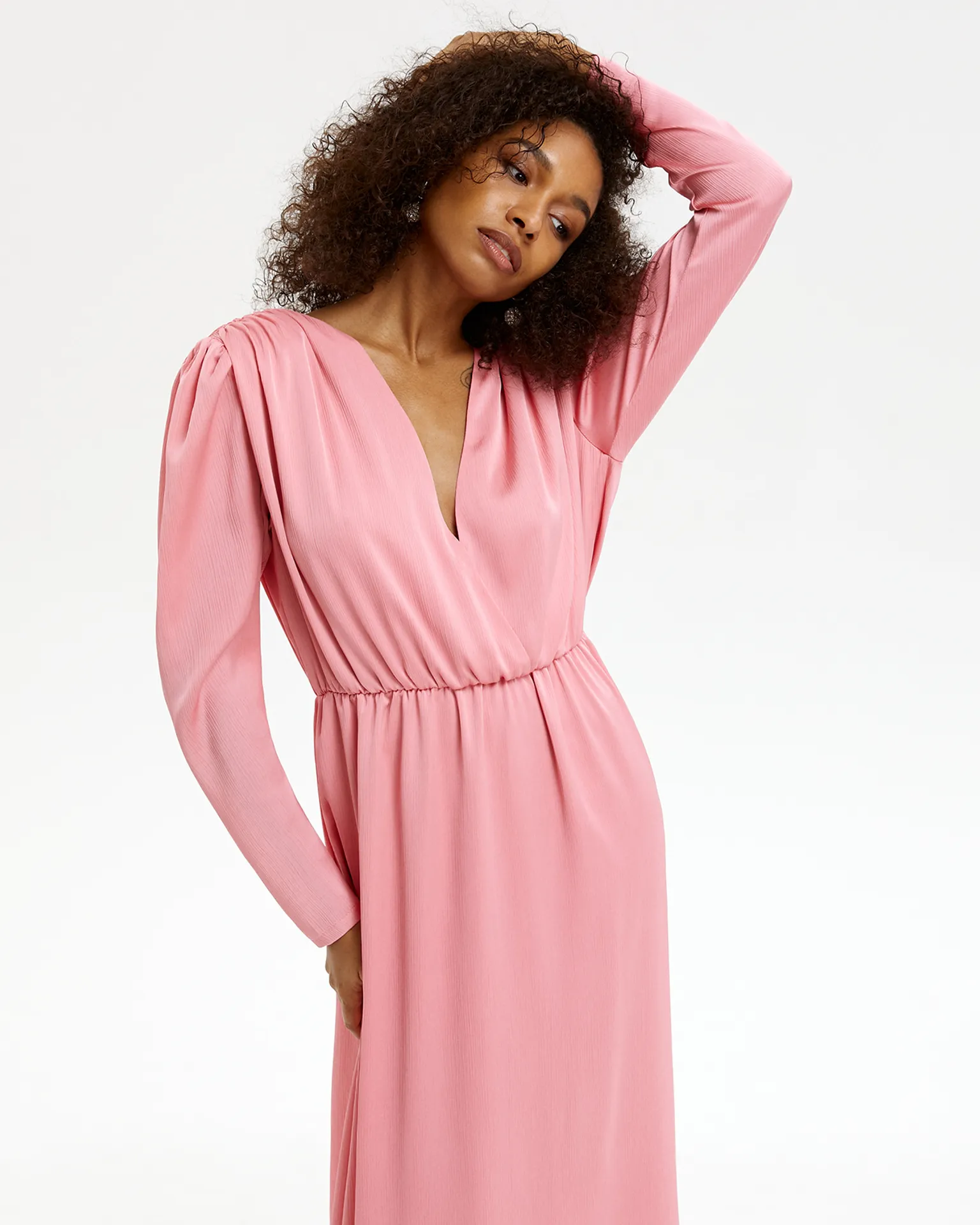 Платье миди с подплечниками розового цвета