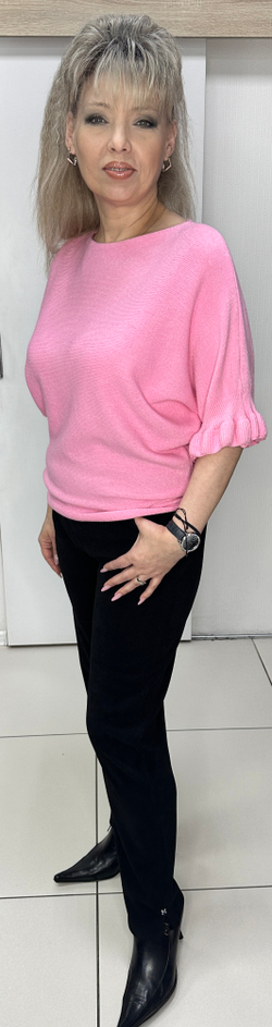 Розовый джемпер с рюшей по рукавам