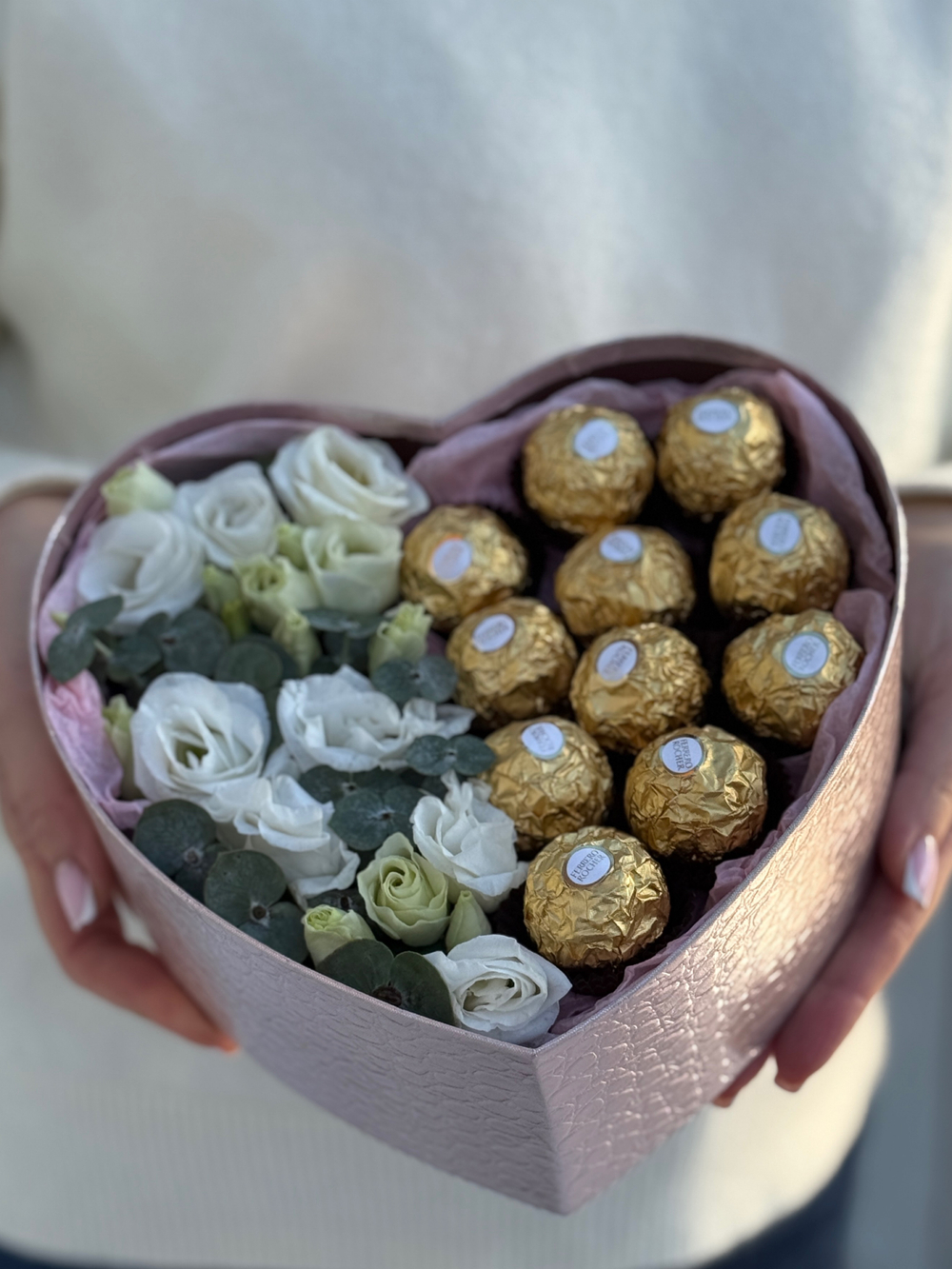 «Сердце» с лизиантусом, эвкалиптом и конфетами от Флора Маркет