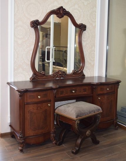 Стол туалетный  ИЛОНА с пуфом и зеркалом караваджо