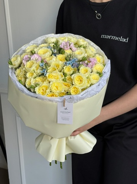 Букет из кустовых пионовидных роз, оксипеталума и маттиолы