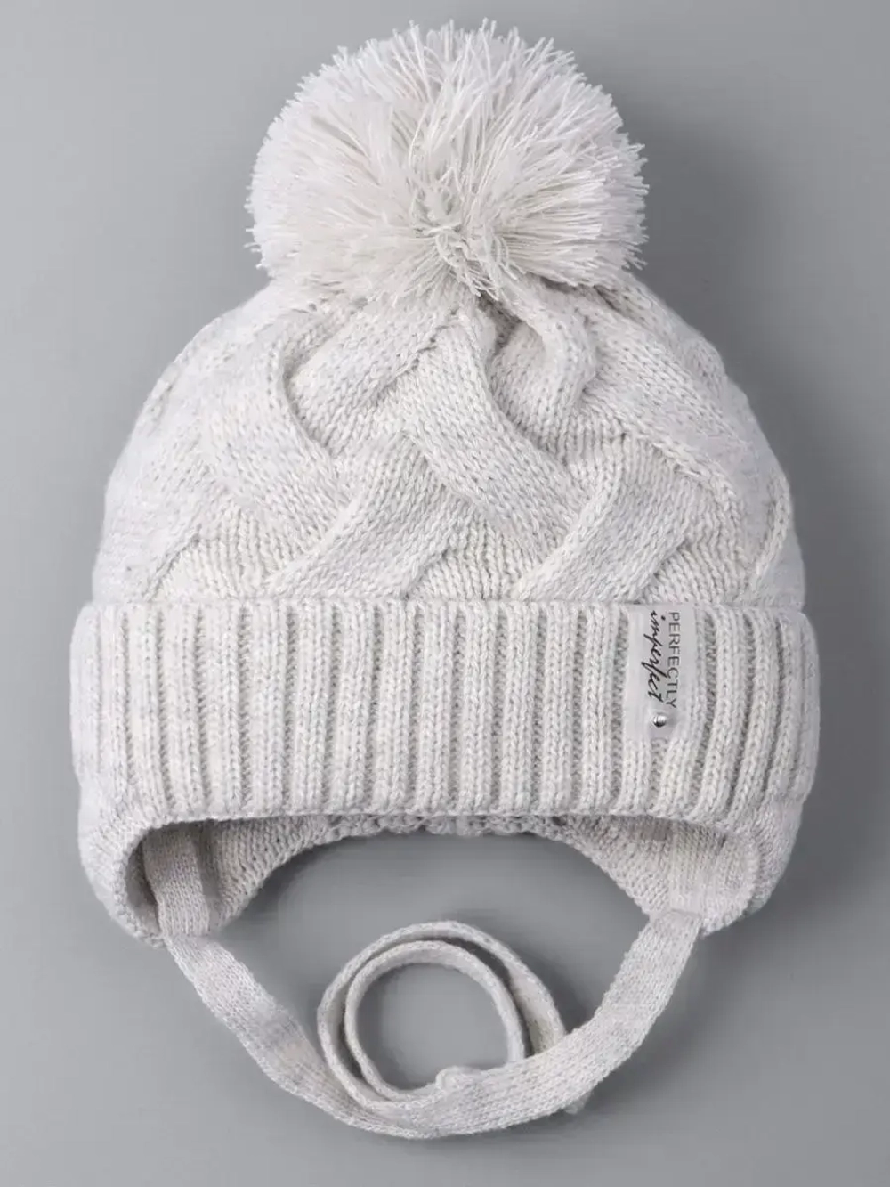 Шапка для девочки на завязках на осень