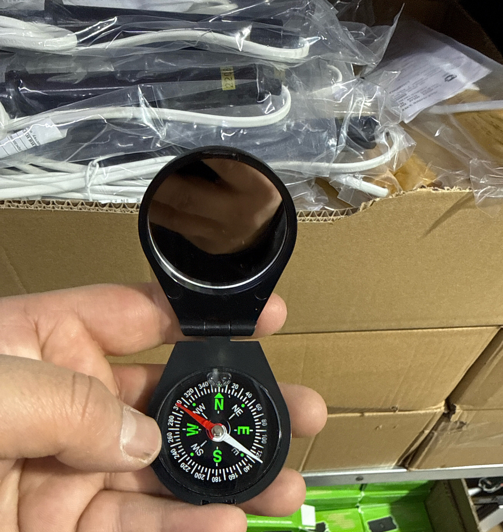 Компас черный складной