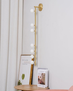 Вертикальное настенное бра в современном стиле