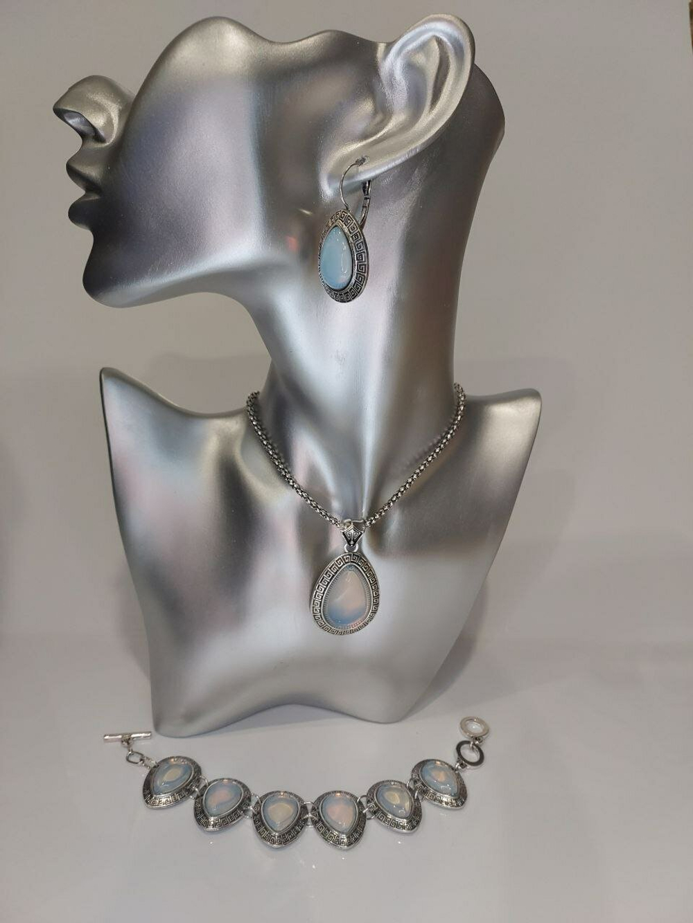 Комплект бижутерии "Лунный камень" - подвеска, серьги и браслет в форме капли