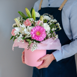 Сборный букет с лилией и герберой с шляпной коробке