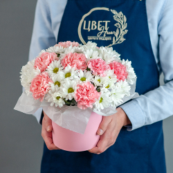 Шляпная коробка с хризантемой и диантусами