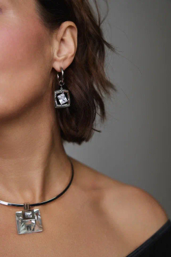 Серьги прозрачный прямоугольный кристалл в серебряном квадрате, замок скоба