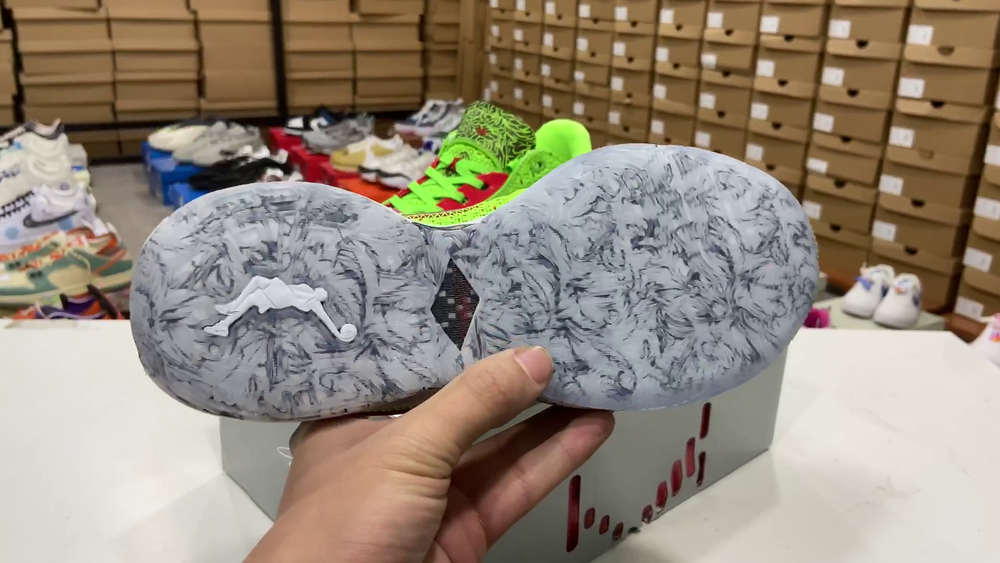 Купить в Москве баскетбольные кроссовки  Nike LeBron 20 "Christmas"