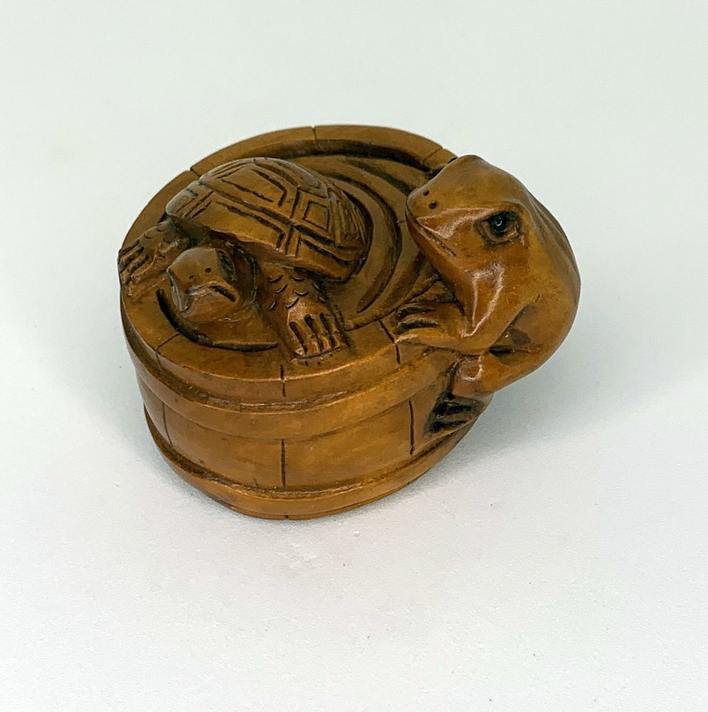 Нэцкэ Лягушка и черепаха в кадушке