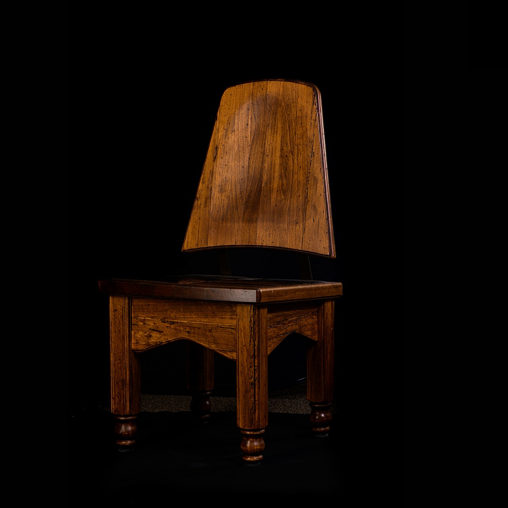 Стул с кожаной вставкой