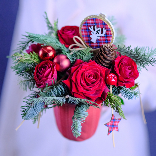Купить Новогодняя композиция с красными розами #690 с еловыми ветками в кружке