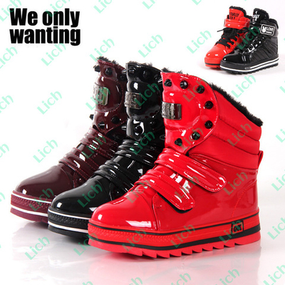 Кроссовки высокие из лаковой кожи с шипами