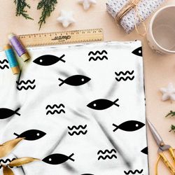 Ткань лён крупные чёрные рыбки на бежевом фоне