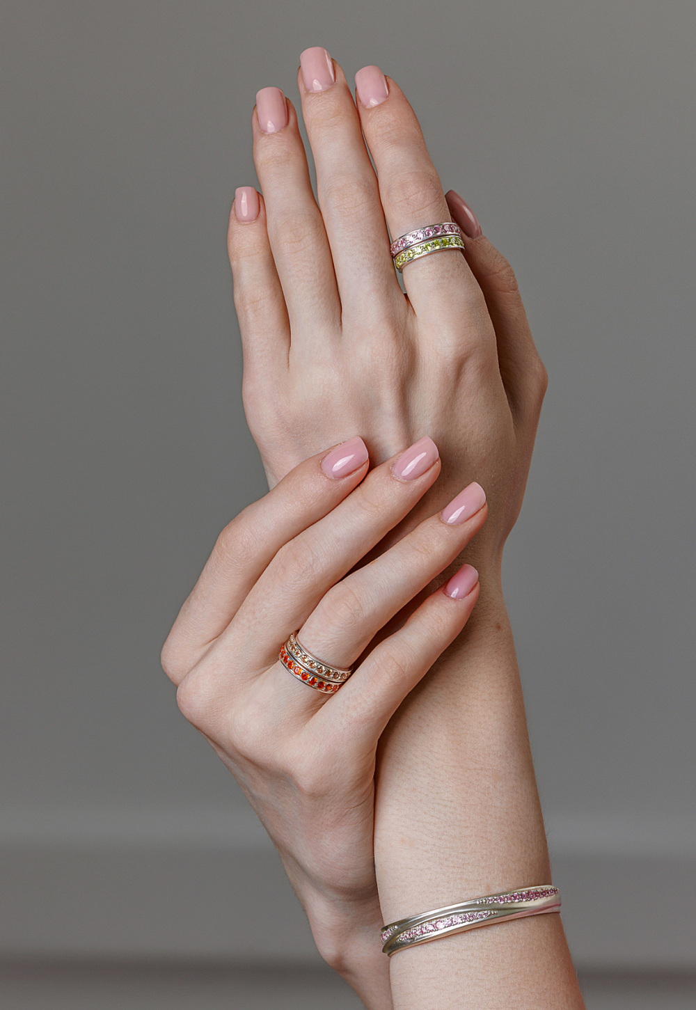 Кольцо из серебра со вставками из розовых фианитов