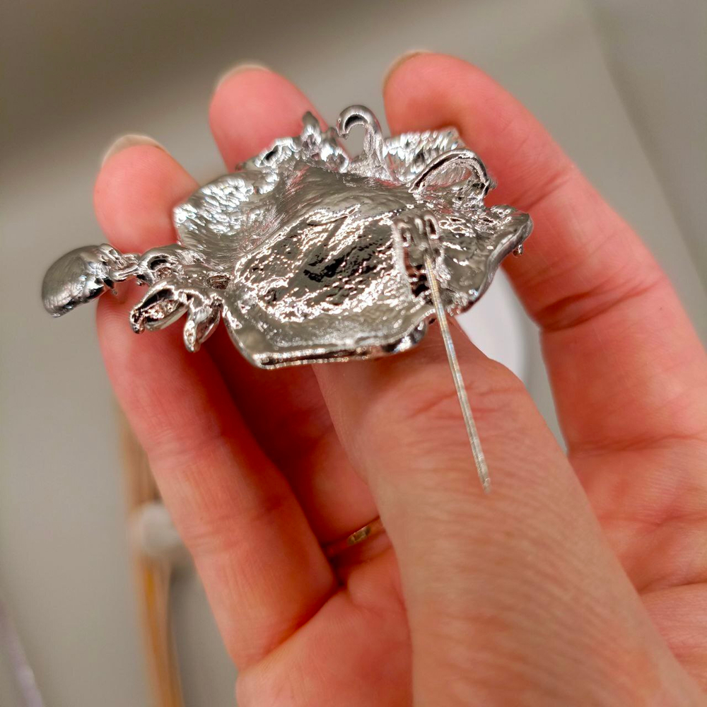 Брошь 3D "Роза" с горным хрусталем и фианитами.