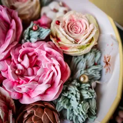 Новогодний зефир круглый «Пион и Розы» / 25 см Новогодний зефир круглый «Пион и Розы» / 25 см