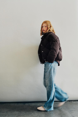 ZARA СТЕГАНАЯ КУРТКА ИЗ ПРОРЕЗИНЕННОЙ ТКАНИ, КОРИЧНЕВЫЙ