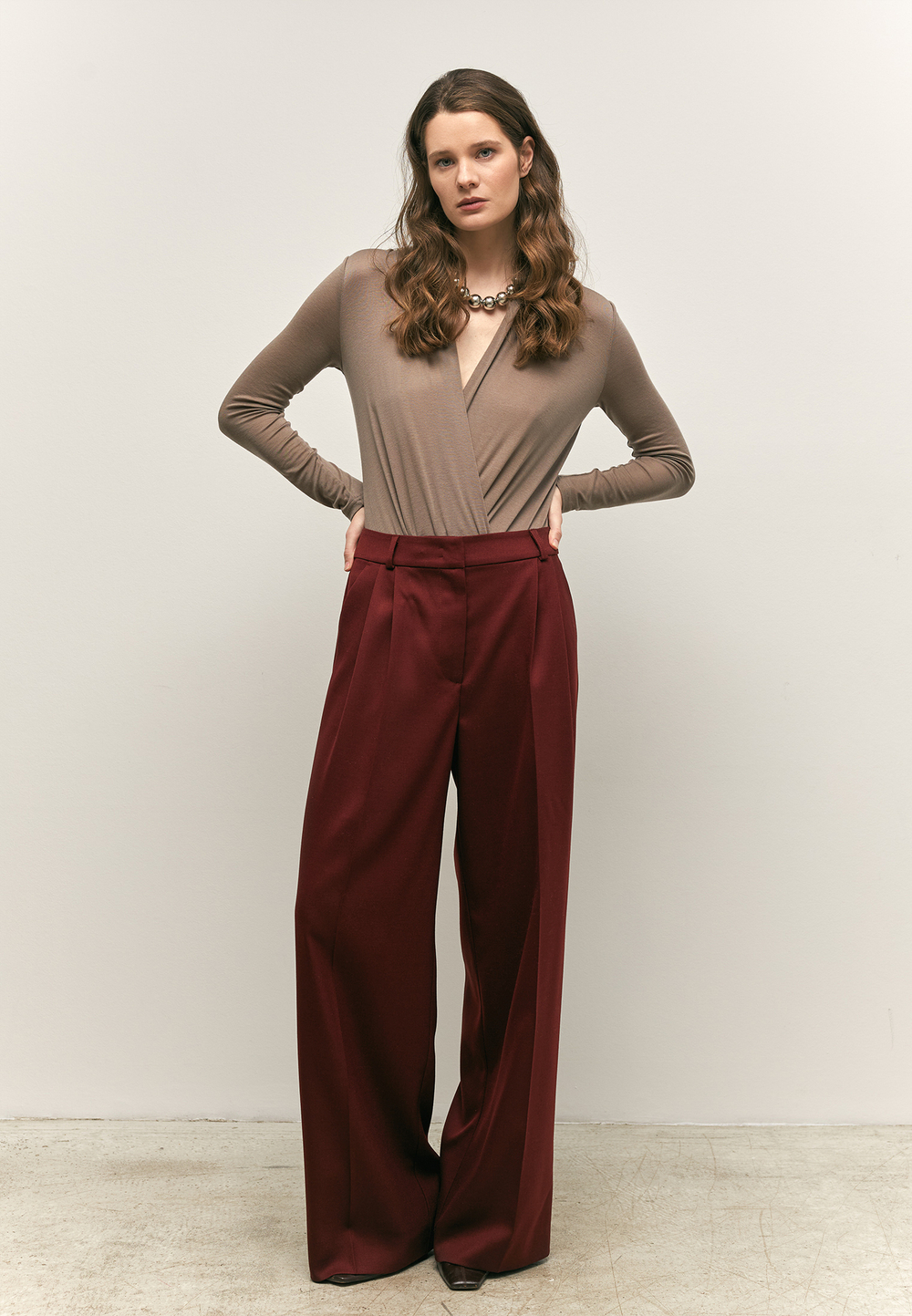 Брюки на поясе широкие