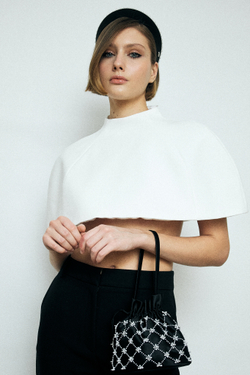 Сумочка из черного атласа с жемчужной сеткой