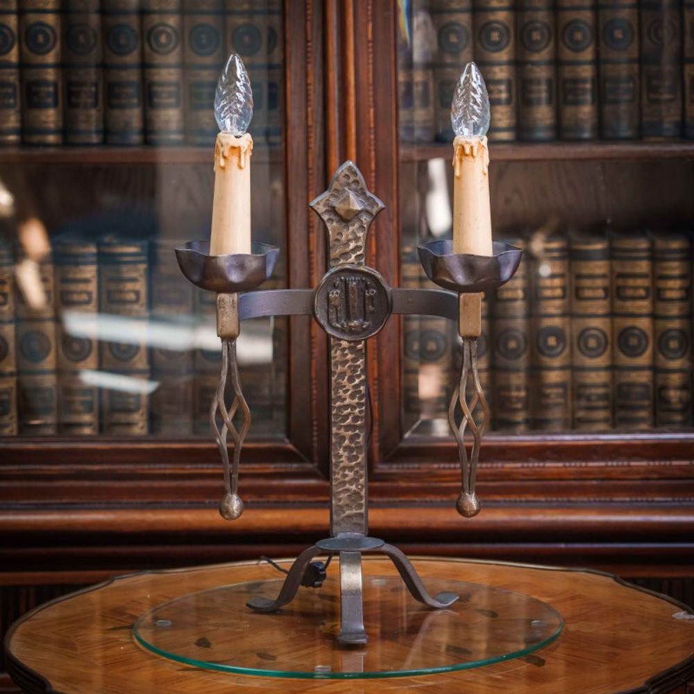 Кованый светильник в готическом стиле