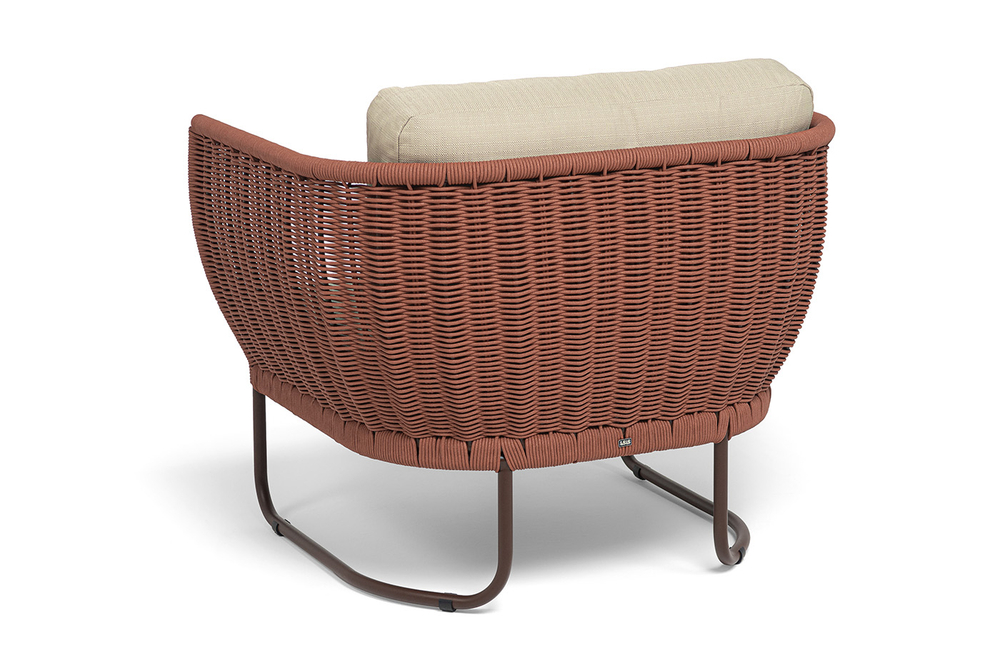"Фиджи" кресло плетеное из роупа, каркас алюминий коричневый (RAL8016) муар, роуп красный (8372) круглый tex, ткань Mossle бежевая