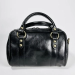 Женская сумка-саквояж из натуральной кожи черного цвета