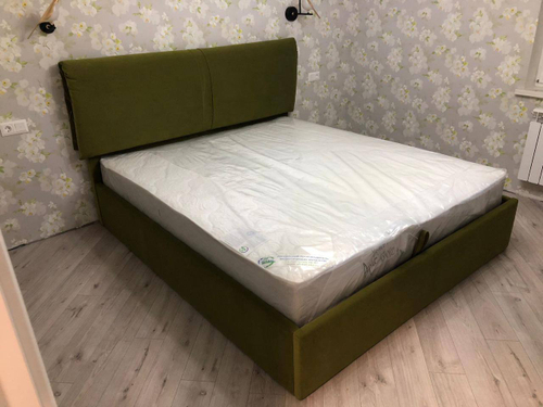Зеленая двуспальная кровать с мягким изголовьем