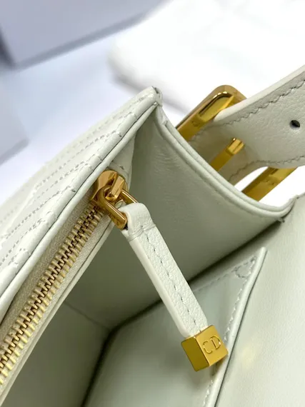 Сумка с клапаном Miss Dior белый
