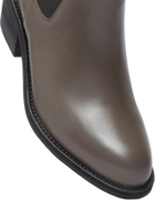 Женские кожаные тёмно-серые ботинки челси на каблуке