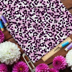 Ткань интерлок белый леопард с розовыми листьями