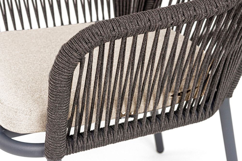 "Лион" стул плетеный из роупа, каркас алюминий темно-серый (RAL7024) муар, роуп темно-серый круглый, ткань бежевая 052