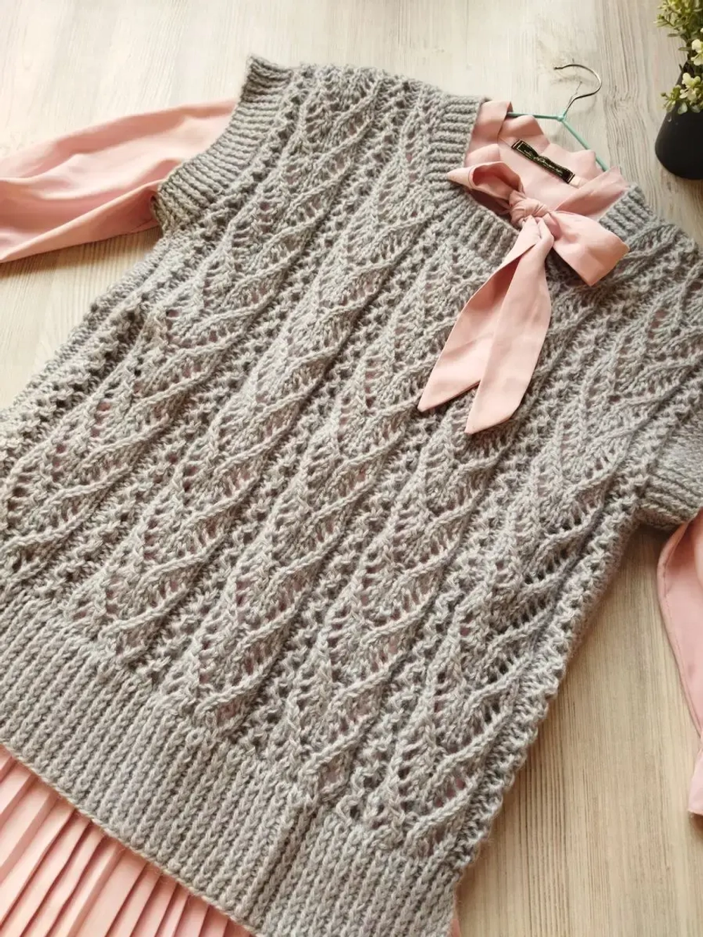 Жилет вязаный ажурный