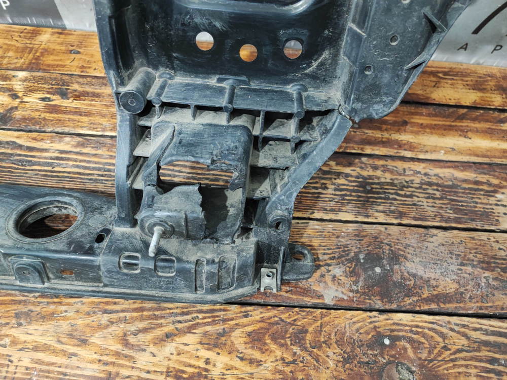 Панель передняя (телевизор) Kia Sportage 5 (NQ5) 21-нв Б/У Оригинал 64101P1000