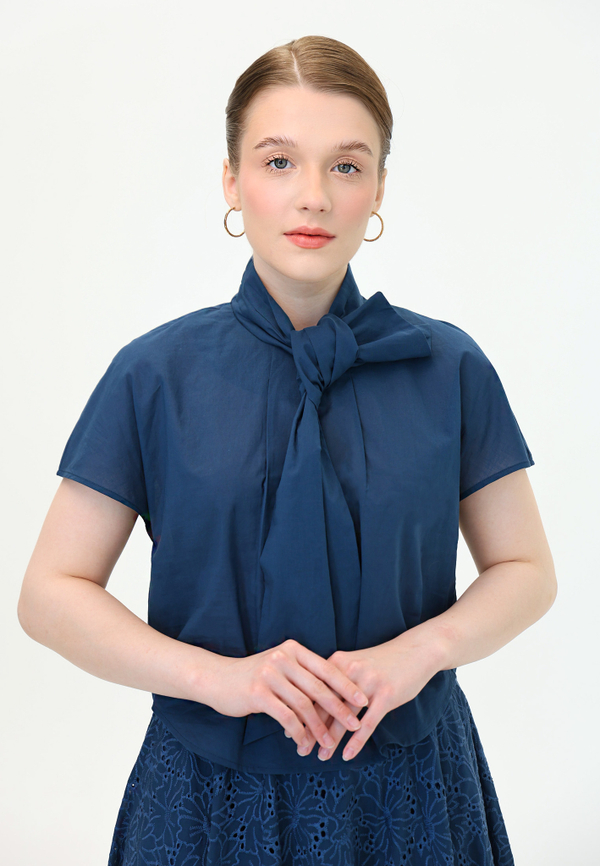 Блузка с шарфом