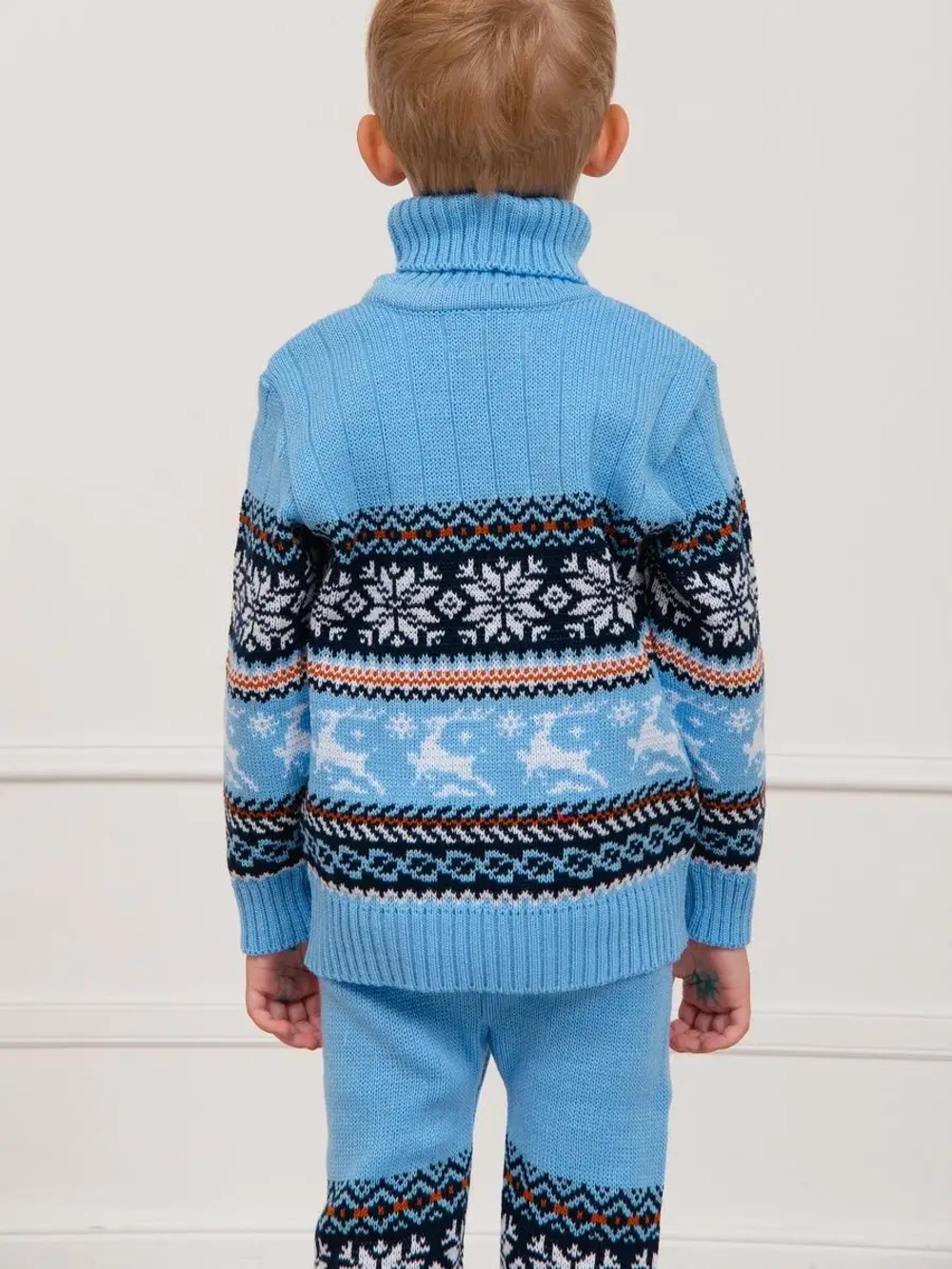 Свитер вязаный с оленями новогодний