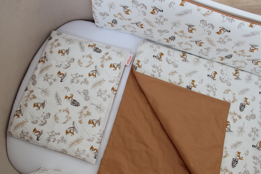 Постельное бельё в детскую кроватку «Зайчики с грибами» (мокко, сатин)