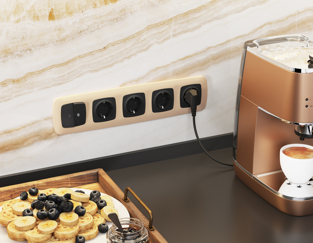 MO807010 Комплект механизма электрической розетки OMEGA Черный матовый с/з и шторками QUANT (OP8070, VM141)