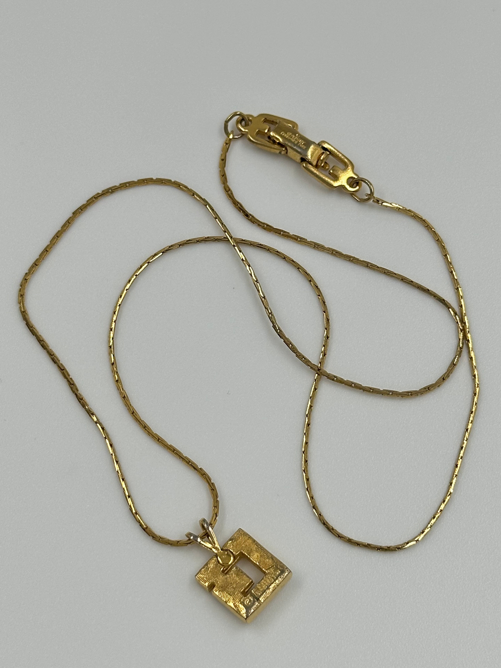 Кулон-лого Givenchy