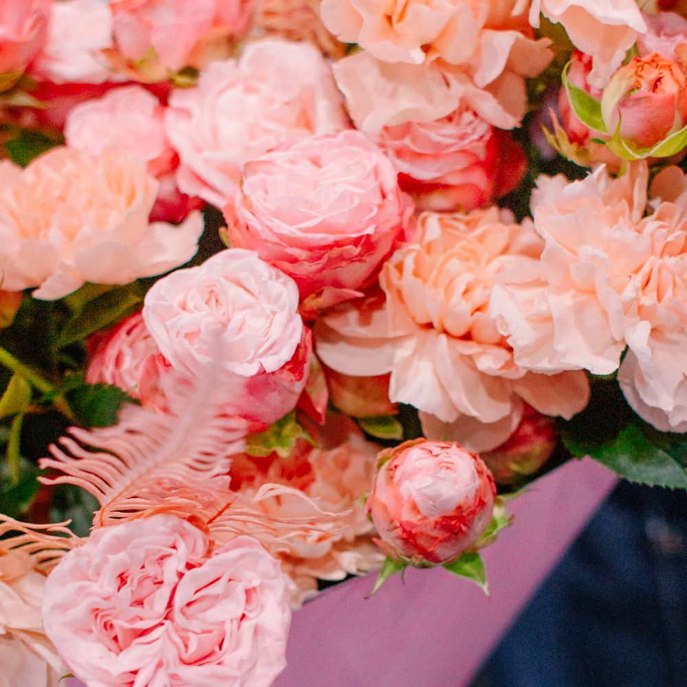 75. Уютный букет в персиково-розовой гамме с кустовыми розами