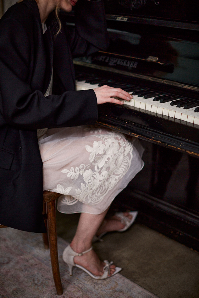 Юбка из шелка с вышивкой молочный