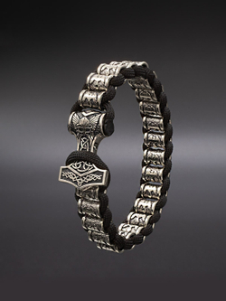 Изображение браслет в скандинавском стиле серебряного цвета ручной работы.