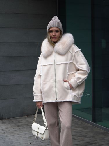 Бежевая дубленка с мехом песца на капюшоне