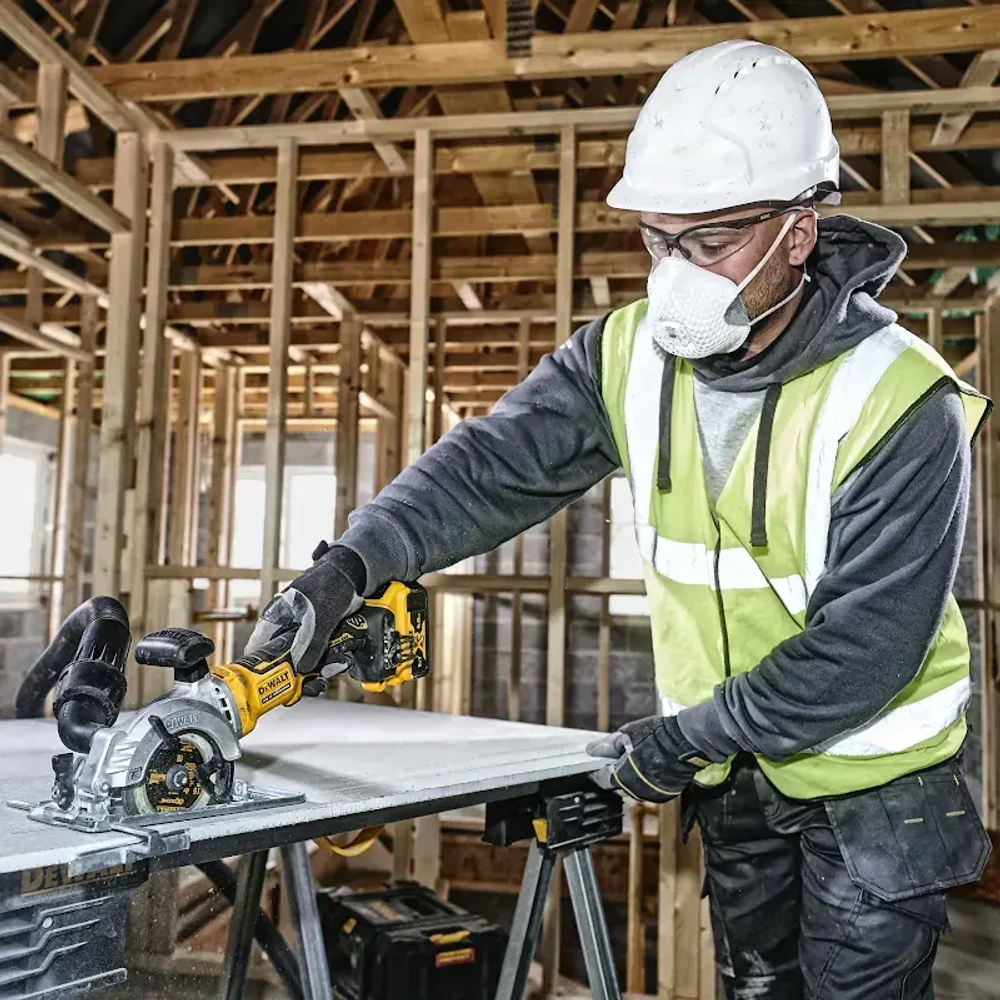 DeWalt DCS571P2 аккумуляторная дисковая пила (2 x 5 Ач, ЗУ)