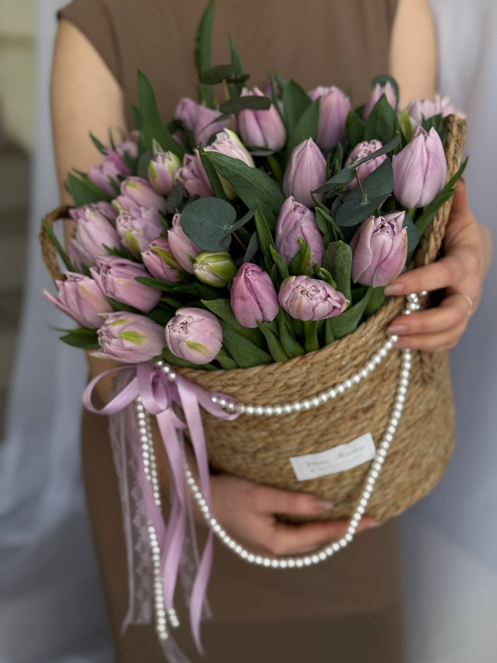 Пионовидные нежно-сиреневые тюльпаны и ароматный эвкалипт в элегантной корзине от Флора Маркет